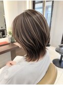 上品ハイライトで叶える大人の白髪ぼかしショートレイヤー