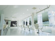 ウキウキクラブ 泉ヶ丘店(UKI UKI CLUB)の雰囲気（白を基調とした広々とした店内[ショートヘア/ショートカット]）