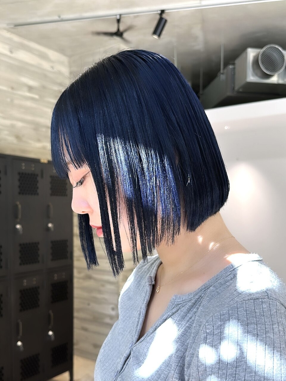 ネイビーブルーブラック寒色暗髪カラーボブミニボブぷつっとボブ