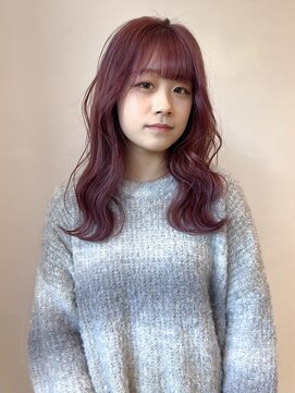 イル(ill) ピンクカラー ウェーブ巻き ブリーチ 暖色カラー