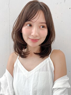 キリ 表参道(kyli) ミディアムレイヤーカットこなれヘア艶感サイドバング愛され