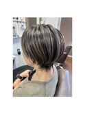 ブリーチでバレイヤージュしてショートカットにした人