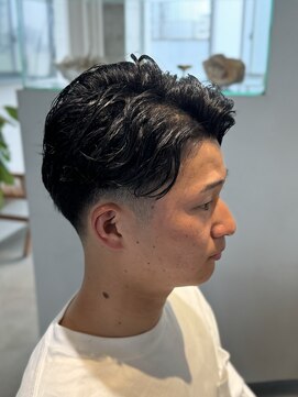 ホル(HOL) センター分けパーマ×フェード