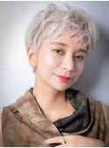 外国人風ホワイトブロンド抜け感くせ毛ショートv戸頭20代30代