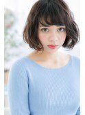 黒髪フリンジバングのくせ毛風カール切りっぱなしボブ