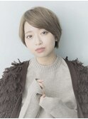 柔らかいミルクアッシュベージュ×センシュアルショートスタイル