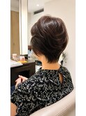 大人上品大人気襟足すっきりショートスタイル。