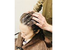 髪や充