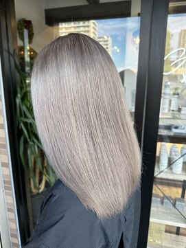 アミリー ひたち野うしく店(Amily) ホワイトシルバー