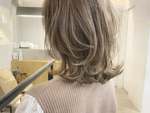 透明感ある鮮やかなヘアカラーに