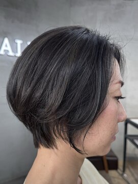 アルモ ヘア フア 東静岡(ALMO hair HUA) 前下がりショート白髪ぼかしハイライト
