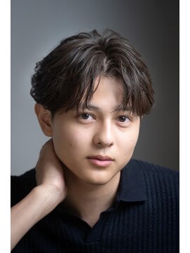 ネイビー(NAVY) センターパート　フェザーパーマ　刈り上げ　清潔感