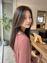 ラナ(LaNA)&nbsp;横顔に流れる柔らかブラウンの艶ロング