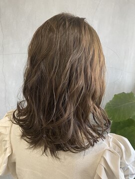 ティティ(TiTi) 20.30代 柔らかベージュカラー[TiTi_福田りの]