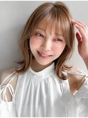 オリーブベージュ前髪似合わせカット斜めバングこなれミディ