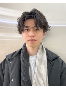 キジ(kiji) 刈り上げセンターパートアップバングツイストスパイラルパーマ