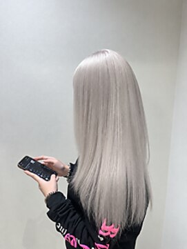 アッシュ 戸塚店(Ash) 透明感ホワイトシルバー × サラ艶ロング