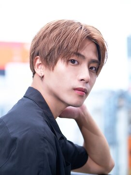 ララルーモ(LaＬaｒＯomo) ぺールカラー×セミウェットセンターパートでセクシーな印象へ