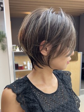 ラフ 立川(Laff) ショートヘアショートボブ白髪ぼかしハイライトカラーボブ