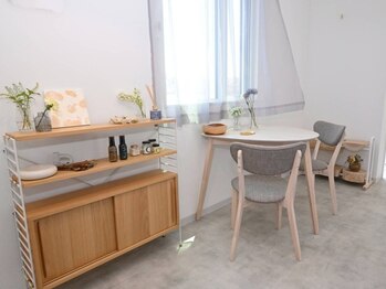 コス(kos)の写真/ゆっくりとリラックスできるプライベートサロン。あたたかみのある店内でのマンツーマン施術♪