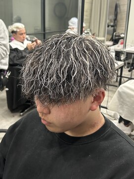イーラ(era) 波打ちツイスパ　ツイストスパイラル眉カットメンズパーマ