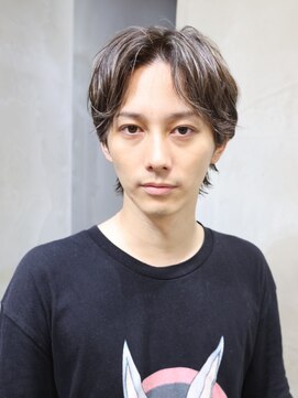 センターパートでつくるメンズウルフ