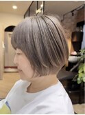 白髪ぼかしミルクティーベージュ×大人ショートボブ