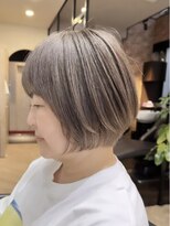 ハーツ(Heart's)&nbsp;白髪ぼかしミルクティーベージュ×大人ショートボブ