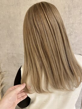 カミュー 高岳(CAMUE) 柔らかミルクティーベージュ×ツヤストレート
