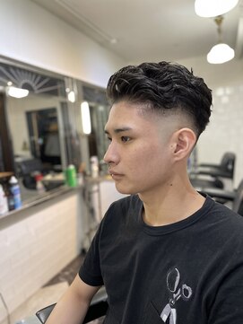 メリケンバーバーショップ フクオカ(MERICAN BARBERSHOP FUK) 外国人風パーマフェードかきあげウェーブコンマヘア