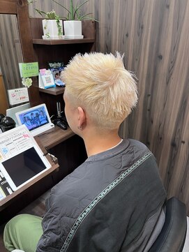 ナチュラ(NATU-RA) ホワイトブロンド♪刈り上げショート