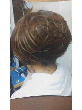 アンフィ(Amphi) かぶせのスジ盛り髪スタイル