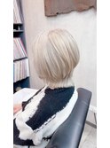 シンプルなのに視線を惹きつける　ミルクベージュ/Wカラー