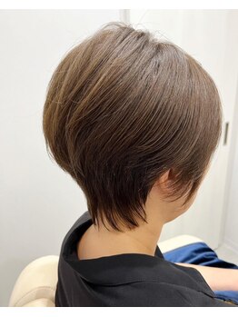 グレイヘアーを活かして、あなたに似合う色をご提案。補修ケアをしながら魅せるグレイカラーへ☆