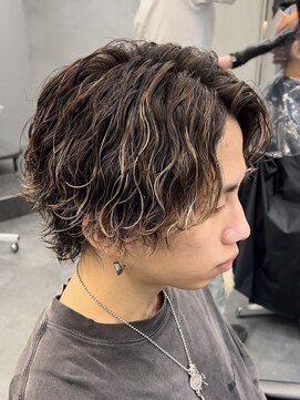 フィフス(fifth) 波巻きセンターパート縦落ちメンズカットfifth原宿ハイライト