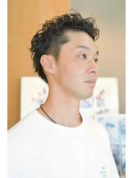 ビュートリアム 鎌倉小町(BEAUTRIUM) 30代40代立ち上がりパーマ×刈り上げ無造作スタイル[渡沼一喜]