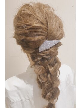 ヘアサロン トラヴィス(hair salon Travis) ヘアクリップを使ったヘアアレンジ ダウンスタイル