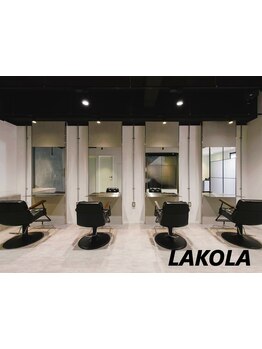 【縮毛矯正特化サロン】髪のダメージによるパサつきや、年齢と共に変化した髪質等の悩みは[LAKOLA]にお任せ