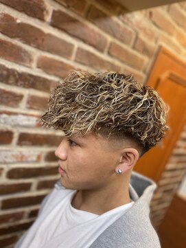 ミリオンバックス 神田店(Million Bucks) スペインカール【ツーブロック部分6ミリフェード】