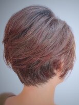 ダマーニ 表参道(DAMANI)&nbsp;デザインカラーショート。耳たぶを透けさせて軽やかさを演出。