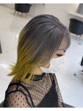 デュールイースト(Duul East) 外ハネミディアム×シルバー&イエローグラデーション