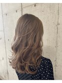 大人女子に人気！愛されロングヘア。柔らかなベージュカラー