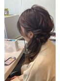サイド寄せヘア　ルーズサイドポニー