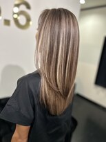 シックス(NO.6)&nbsp;ベージュバレイヤージュ。白髪暈し