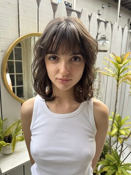 アデ オモテサンドウ(ade omotesando) 人気のレイヤーをランダムなカールで作る海外風ウェーブヘア