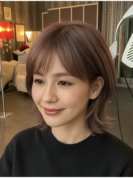 柔らかモーヴピンクの小顔レイヤーボブ