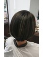 榮(Salon de 榮)&nbsp;ハイライトをいれて、髪をかきあげた時もかわいいボブスタイル