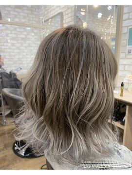 ルート(Route) 外ハネホワイトグレージュ