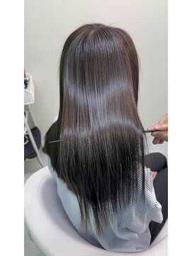 エラ(Ella) 赤み消しグレージュ艶髪