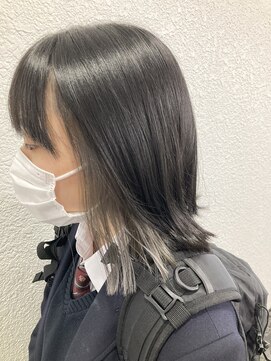 ネオリーブカップ 町田店(Neolive capu) ちら見えイヤリングカラー ホワイトグレージュ 外ハネボブウルフ